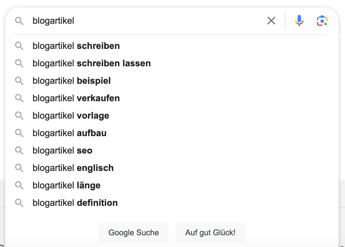 Screenshot des Google Suchschlitzes, in den der Suchbegriff „Blogartikel“ eingegeben worden ist.